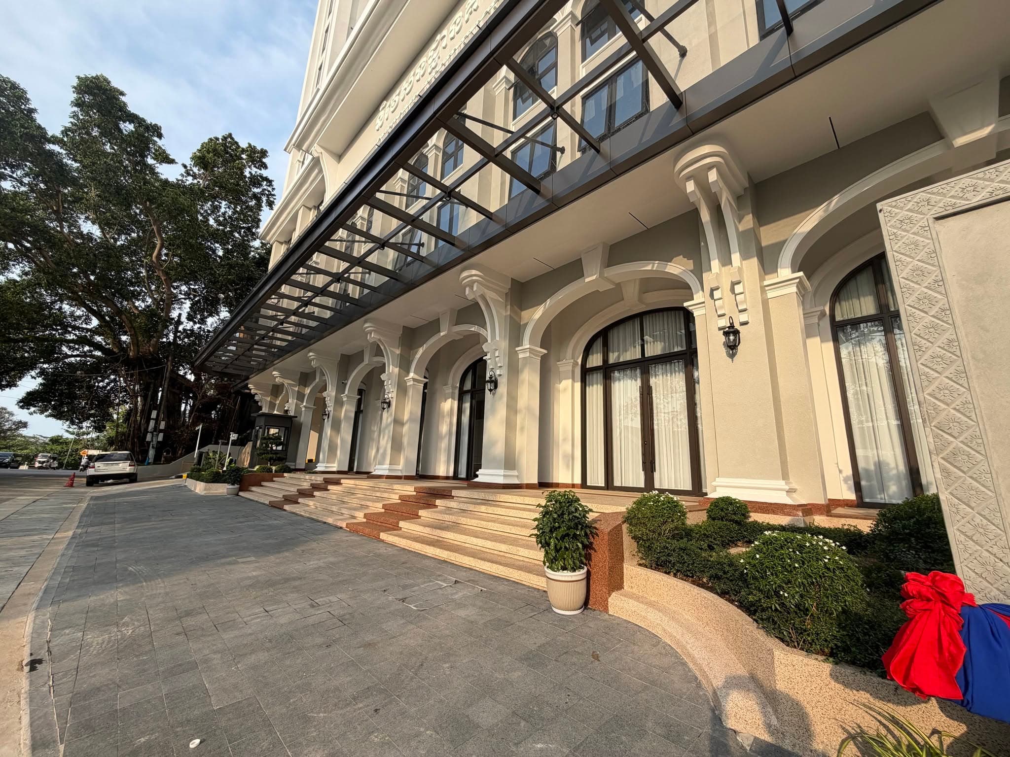 Hotel exterior and driveway
