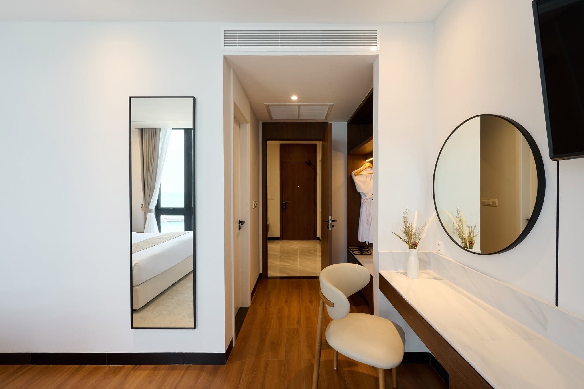 Guest room vanity