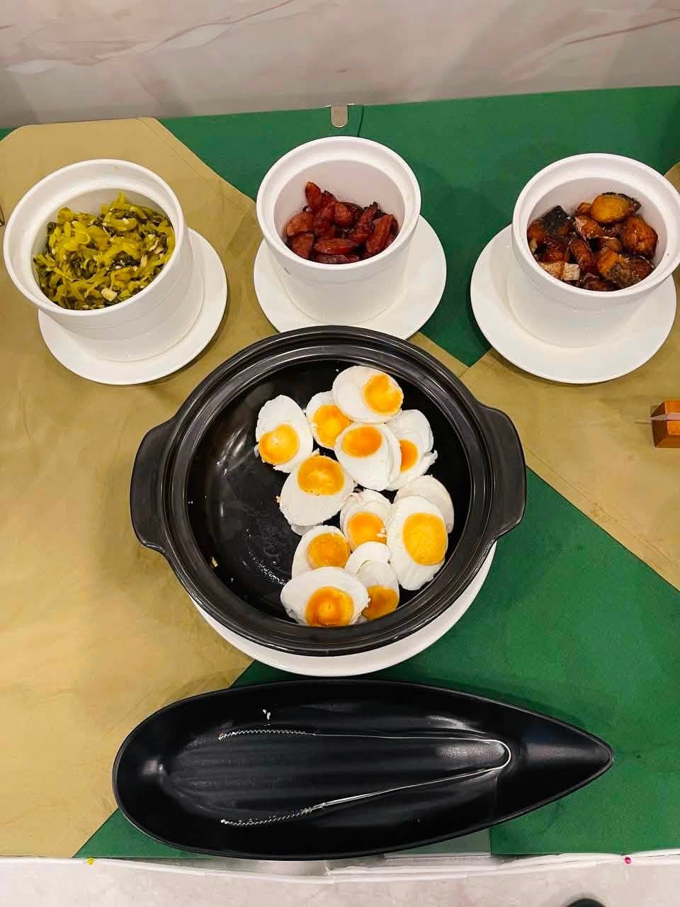 Breakfast accompaniments
